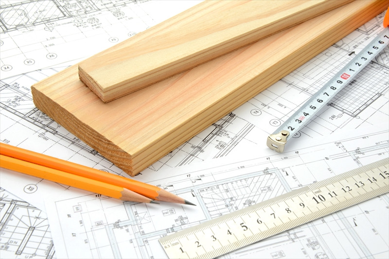 木材・ペン・定規と設計図