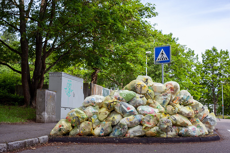 家庭ゴミはコロナ自粛の影響で急増中｜ゴミを捨てるのを控えよう