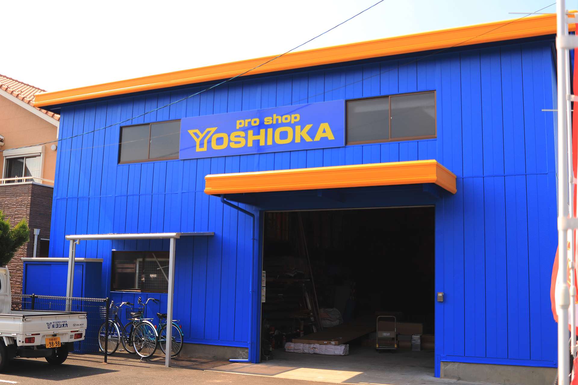 ヨシオカの倉庫がブルーに！生まれ変わりました！